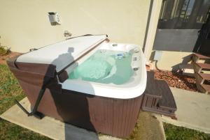un jacuzzi en el patio trasero de una casa en Luxurious Beachfront Home with Hot Tub Fenced Yard Bikes Fire Pit, en Marineland