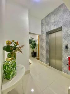 einen Flur mit einer Vase Blumen auf dem Tisch in der Unterkunft Cozy, City Center Condo in La Julia