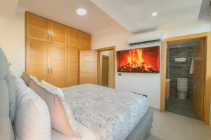 ein Schlafzimmer mit einem Bett und einem Kamin in der Unterkunft Cozy, City Center Condo in La Julia