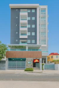 ein großes Mehrfamilienhaus mit einem Brand in einer Garage in der Unterkunft Cozy, City Center Condo in La Julia