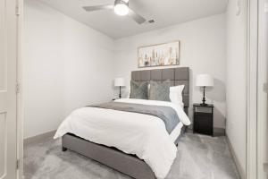 Wilders GroveにあるContemporary Living 5 Min From Downtownの白いベッドルーム(大型ベッド1台、天井ファン付) +33枚の写真