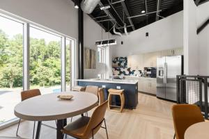 Wilders GroveにあるContemporary Living 5 Min From Downtownのテーブルと椅子と冷蔵庫のあるキッチン
