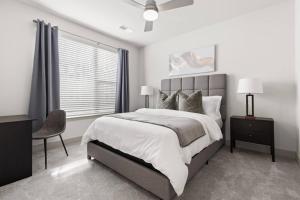Wilders GroveにあるAllure Living 5 Min From Downtownのベッドと椅子と窓のある寝室 +33枚の写真