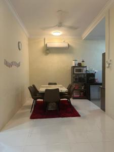 Un comedor con mesa y sillas en Mommy Homestay Kuala Terengganu private pool, en Kuala Terengganu