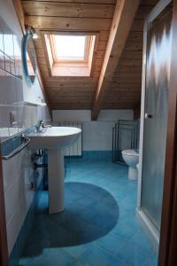 a bathroom with a sink and a window and a toilet at Lovely flat with pool-Beahost in Rosapineta