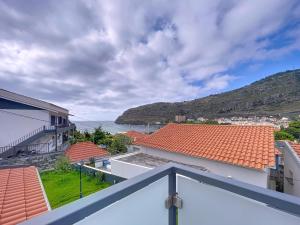 widok na ocean z balkonu domu w obiekcie Villa Magnolia by Atlantic Holiday w mieście Machico