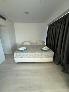 une chambre avec un lit avec deux serviettes dessus dans l'établissement Marimar2 paradise by the Sea, à Larnaka