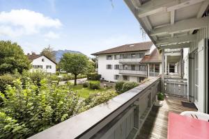 ein Balkon mit Blick auf ein Haus in der Unterkunft Fewo Brünnstein - Nr 44 Pool, Sauna in Oberaudorf