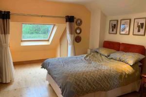 a bedroom with a bed and a window at 2-Bedroom Cottage with 2 Ensuites - Sleeps 6 Wifi in Rye