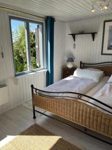 une chambre avec un lit et une fenêtre dans l'établissement Alte Liebe, à Dörphof