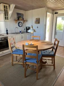 une cuisine avec une table et des chaises en bois ainsi qu'une table. dans l'établissement Alte Liebe, à Dörphof