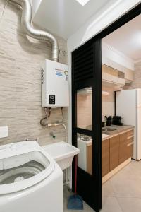 a bathroom with a toilet and a sink at Bela Vista São Paulo "Apto moderno, confortável e proximo a varios pontos turistico" in Sao Paulo