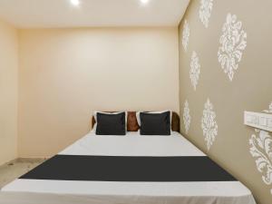 Postel nebo postele na pokoji v ubytování Hotel O BSS INNS HOTELS