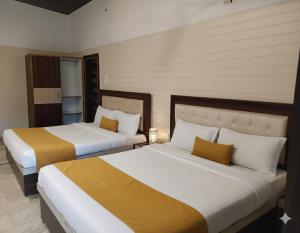 En eller flere senge i et værelse på Mayur Resort