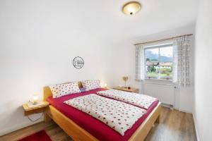 オーバーアウドルフにあるFewo Brünnstein - Nr 35 Romantikの大きなベッドと窓のある寝室