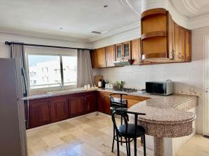 Dapur atau dapur kecil di Chic & Spacious 4BR with Jacuzzi-Fez New City Stay