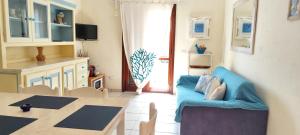 a living room with a blue couch and a table at Sardegna Top Golfo Di Marinella in Golfo Aranci