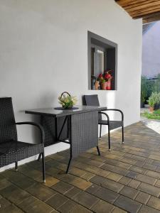 Un patio con una mesa y sillas en un patio. en Pine House, en Fürstenfeld 32 fotos más