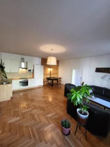 ein offenes Wohnzimmer mit Sofa und Tisch in der Unterkunft Pine House in Fürstenfeld