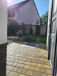eine offene Haustür mit einer Ziegelterrasse in der Unterkunft Pine House in Fürstenfeld