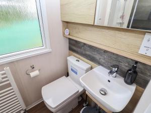 Et badeværelse på Stag Lodge, Caravan 70 + 13 billeder