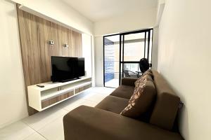 Televisyen dan/atau pusat hiburan di Flat 100 metros da praia, com varanda, piscina, ar condicionado, muito bem localizado