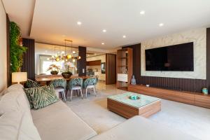 een woonkamer met een bank en een eetkamer bij Southern place Guesthouse in Lagos