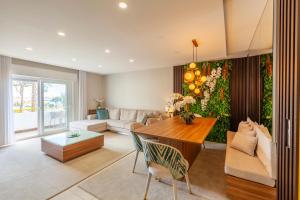 een woonkamer met een bank en een tafel bij Southern place Guesthouse in Lagos