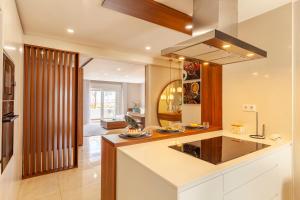 een keuken met een groot eiland in een kamer bij Southern place Guesthouse in Lagos +36 foto's