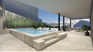 シュラートミンクにあるAlpine Boutique Hotel wolléeの家の中のスイミングプール(いくつかの椅子付)