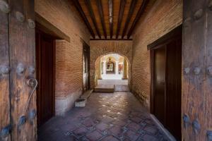 an empty hallway of a building with a brick wall at Hotel Siglo 17 in Oaxaca City