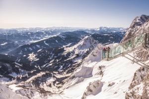 シュラートミンクにあるAlpine Boutique Hotel wolléeの雪山の景色