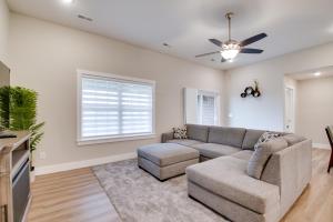 Ruang duduk di Charming Ozark Abode with Yard and Pool Access