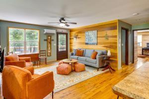 Istumisnurk majutusasutuses Peaceful Cabin at Lake Logan with Spacious Yard!