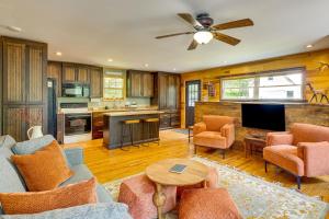 Istumisnurk majutusasutuses Peaceful Cabin at Lake Logan with Spacious Yard!