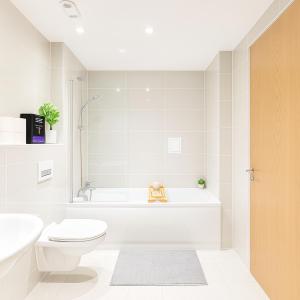 Ένα μπάνιο στο Luxury 2BR Penthouse in Harrow with Balcony, Private Gym, Games Room & Guests Lounge