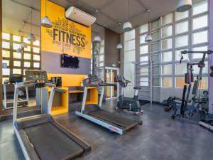 a gym with treadmills and ellipticals in a room at Hotel Mercu Paraíso Benefência c garagem e cozinha 1606 in Sao Paulo