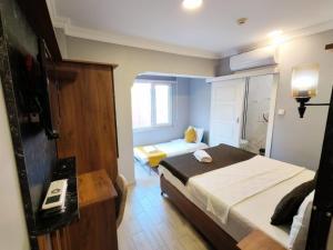 伊斯坦布尔sultanahmet musıc house的小房间,配有床和电话