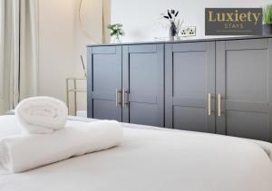 New! Stunning Studio City Centre Nr High St by Luxiety Stays في ساوثيند أون سي: سرير أبيض فوقه منشفة