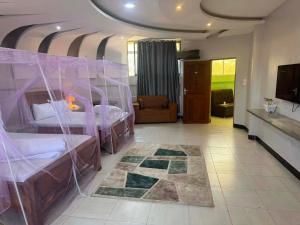 een slaapkamer met twee stapelbedden en een woonkamer bij Jade Inn in Arusha +4 foto's