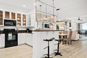 Oceanfront 3 Bed 3 Bath luxury Cinnamon Beach Condoにあるキッチンまたは簡易キッチン