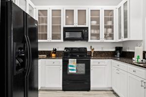 Oceanfront 3 Bed 3 Bath luxury Cinnamon Beach Condoにあるキッチンまたは簡易キッチン