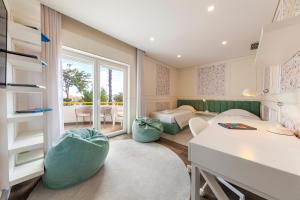 een ziekenhuiskamer met een bed en een tafel bij Southern place Guesthouse in Lagos