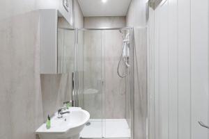 un baño con ducha y lavabo en New! 4BR in Durham Road, en Annfield Plain 35 fotos más