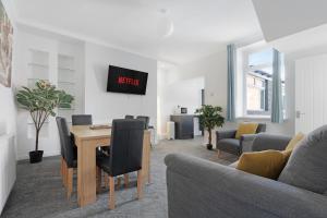 una sala de estar con una mesa y un sofá en New! 4BR in Durham Road, en Annfield Plain