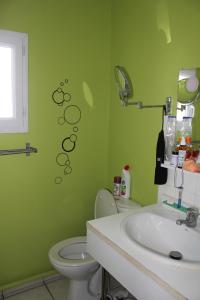 Bilik mandi di Chambre sympa