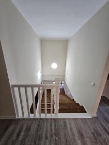 una stanza vuota con una scala in una casa di Двухэтажная квартира на Элебаева a Bishkek