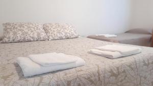 un lit avec deux serviettes dessus dans l'établissement Piedrabuena Yenua, à Comandante Luis Piedrabuena 3 autres photos