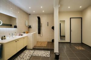 Un baño grande con dos lavabos y una ducha. en Loft d'exception piscine et spa, en Illiers