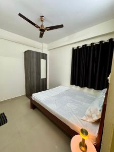 Katil atau katil-katil dalam bilik di Namma Suites cozy 1BHK Stay Near Koramangala BTM layout +3 gambar